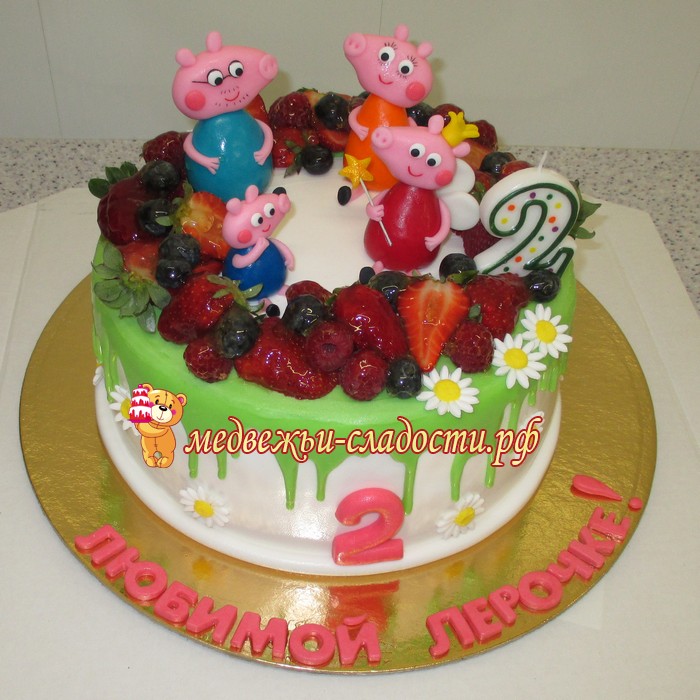 Торт Свинка Пеппа с семьей из мастики с ягодами